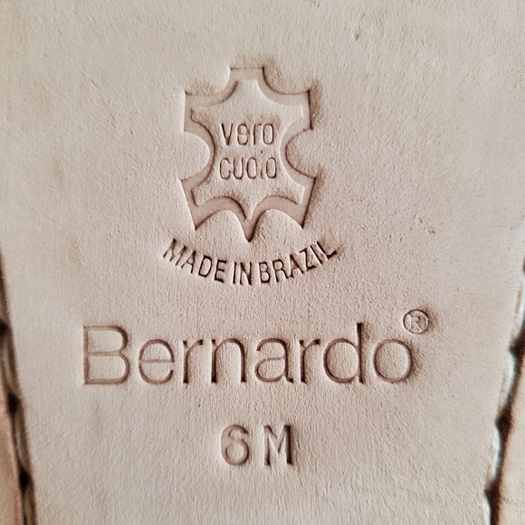 NWOT Bernardo Silver Leather Sandals - Size 6 - Picture 5 of 9